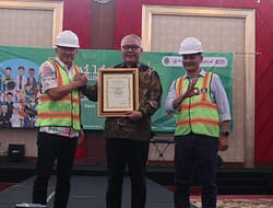 Dirut Tirta Kahuripan Terima Langsung Penghargaan K3