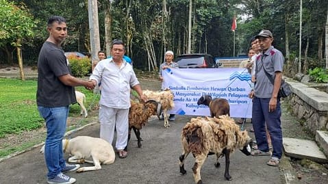 Simbolis penyerahan hewan qurban untuk warga sekitar kantor pelayanan tirta kahuripan.